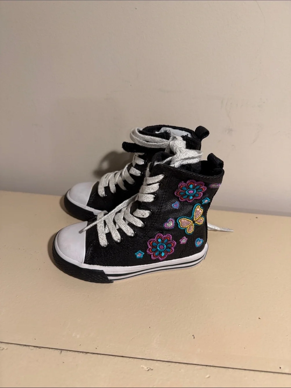 Source Unknown Black High-Top Sneakers with Multicolor Floral Embroidery